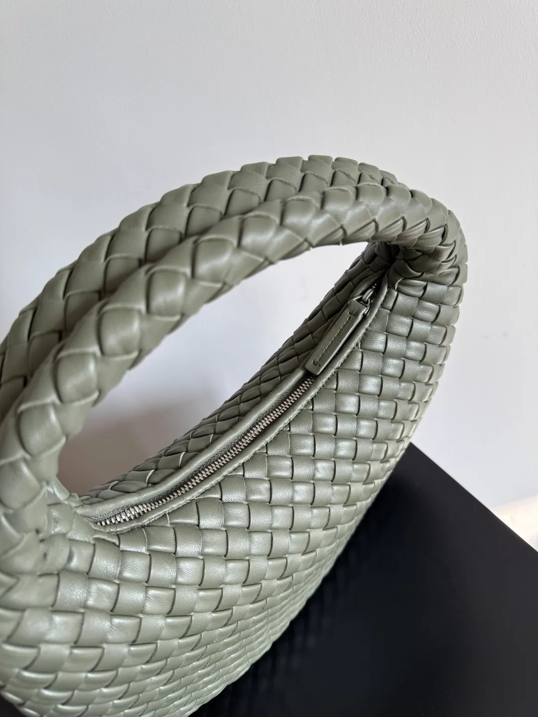 Batch 1720 BV Bottega Veneta's new early spring women's shoulder bag. The soft and delicate Hobo bag in small size is shipped! Many friends are waiting for this bag. It has a round shape and a large capacity. It can hold a 50-fold umbrella inside. Babies with a lot of daily items do not need to worry about the capacity of this bag. It is a practical bag for traveling and commuting. Although it is fluffy, it is soft and comfortable when carried on one shoulder. It has a modern and retro feel. Model No.: 856736 Size: 35*21*5cm